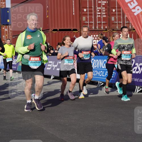 03.10.2025 - Köhlbrandbrückenlauf Michael Burmester http://msf.ph/oto/9020151 03.10.2025 10:20:55 Ziel 1463, 1607, 1609, 1667, 1706, 1846, 1965, 2012, 2076, 2128, 2142, 2200, 2362, 2416, 2512, 2720, 2721, 2943, 2969, 2977, 2978, 3215, 3306, 3408, 3755, 3757, 3758, 3772 meine-sportfotos.de