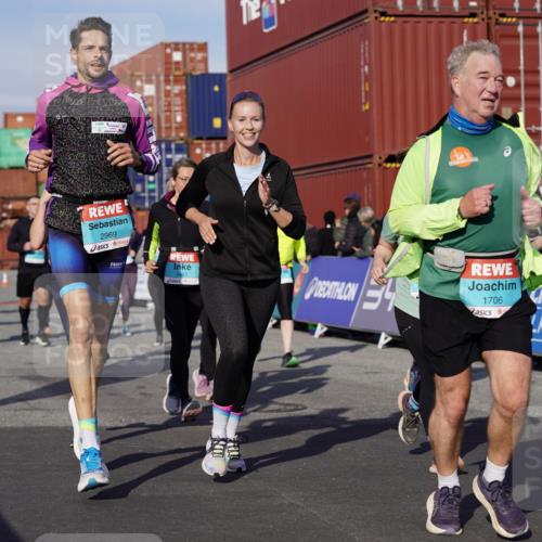 03.10.2025 - Köhlbrandbrückenlauf Michael Burmester http://msf.ph/oto/9020156 03.10.2025 10:20:55 Ziel 1463, 1607, 1609, 1667, 1706, 1846, 1965, 2012, 2076, 2128, 2142, 2200, 2362, 2416, 2512, 2720, 2721, 2943, 2969, 2977, 2978, 3215, 3306, 3408, 3755, 3757, 3758, 3772 meine-sportfotos.de