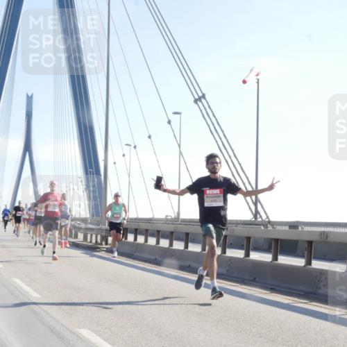 03.10.2025 - Köhlbrandbrückenlauf Matties Gatica Varas http://msf.ph/oto/9020159 03.10.2025 12:21:23 Position 1  meine-sportfotos.de