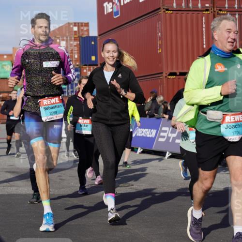03.10.2025 - Köhlbrandbrückenlauf Michael Burmester http://msf.ph/oto/9020160 03.10.2025 10:20:55 Ziel 1463, 1607, 1609, 1667, 1706, 1846, 1965, 2012, 2076, 2128, 2142, 2200, 2362, 2416, 2512, 2720, 2721, 2943, 2969, 2977, 2978, 3215, 3306, 3408, 3755, 3757, 3758, 3772 meine-sportfotos.de