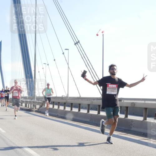 03.10.2025 - Köhlbrandbrückenlauf Matties Gatica Varas http://msf.ph/oto/9020162 03.10.2025 12:21:23 Position 1 4043 meine-sportfotos.de