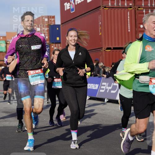 03.10.2025 - Köhlbrandbrückenlauf Michael Burmester http://msf.ph/oto/9020167 03.10.2025 10:20:55 Ziel 1463, 1607, 1609, 1667, 1706, 1846, 1965, 2012, 2076, 2128, 2142, 2200, 2362, 2416, 2512, 2720, 2721, 2943, 2969, 2977, 2978, 3215, 3306, 3408, 3755, 3757, 3758, 3772 meine-sportfotos.de