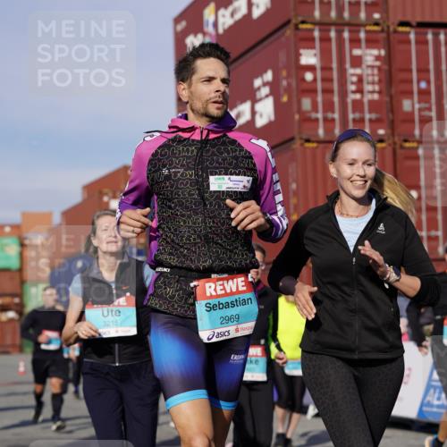 03.10.2025 - Köhlbrandbrückenlauf Michael Burmester http://msf.ph/oto/9020173 03.10.2025 10:20:56 Ziel 1463, 1607, 1609, 1667, 1706, 1846, 1965, 2076, 2128, 2142, 2200, 2362, 2416, 2512, 2720, 2721, 2943, 2969, 2977, 2978, 3215, 3306, 3408, 3755, 3757, 3758, 3772 meine-sportfotos.de