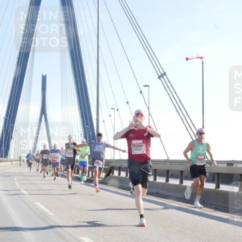 03.10.2025 - Köhlbrandbrückenlauf Matties Gatica Varas http://msf.ph/oto/9020174 03.10.2025 12:21:25 Position 1 6016 meine-sportfotos.de
