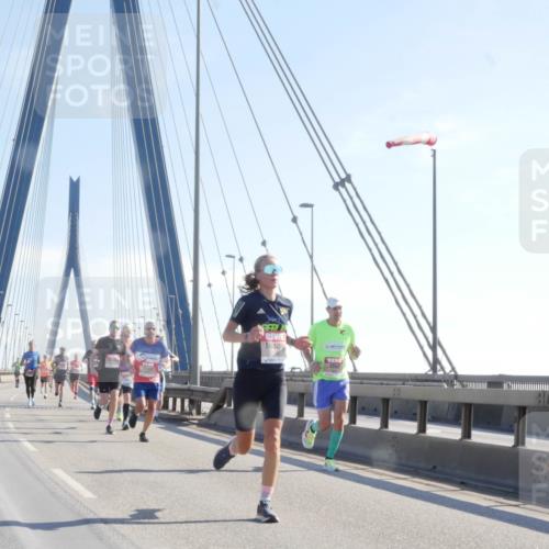 03.10.2025 - Köhlbrandbrückenlauf Matties Gatica Varas http://msf.ph/oto/9020191 03.10.2025 12:21:28 Position 1  meine-sportfotos.de