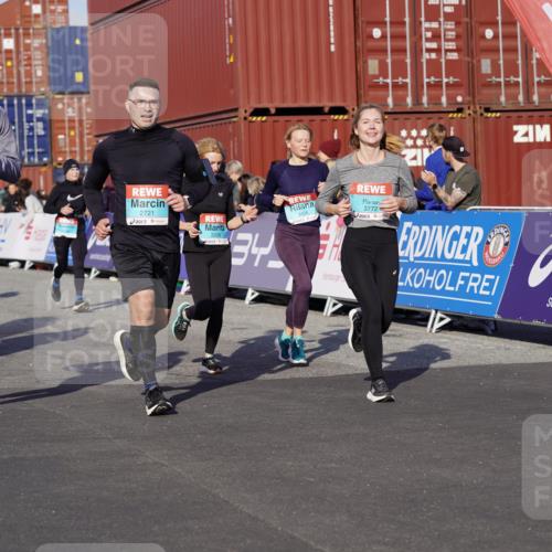 03.10.2025 - Köhlbrandbrückenlauf Michael Burmester http://msf.ph/oto/9020210 03.10.2025 10:20:58 Ziel 1463, 1607, 1609, 1667, 1706, 1846, 1965, 2076, 2200, 2362, 2416, 2456, 2512, 2720, 2721, 2943, 2969, 2977, 2978, 3215, 3306, 3408, 3772 meine-sportfotos.de