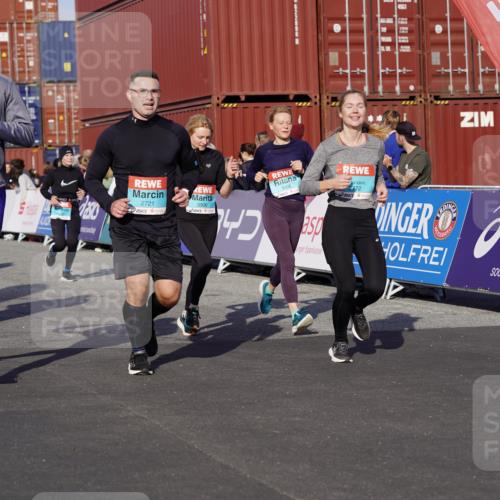 03.10.2025 - Köhlbrandbrückenlauf Michael Burmester http://msf.ph/oto/9020217 03.10.2025 10:20:59 Ziel 1463, 1609, 1667, 1846, 1965, 2076, 2200, 2362, 2416, 2456, 2512, 2720, 2721, 2943, 2969, 2977, 2978, 3215, 3306, 3408, 3772 meine-sportfotos.de