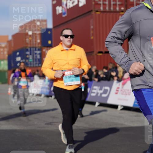 03.10.2025 - Köhlbrandbrückenlauf Michael Burmester http://msf.ph/oto/9020233 03.10.2025 10:21:00 Ziel 1463, 1609, 1667, 1846, 1965, 2076, 2200, 2362, 2416, 2456, 2512, 2720, 2721, 2969, 2977, 2978, 3215, 3306, 3408, 3772 meine-sportfotos.de