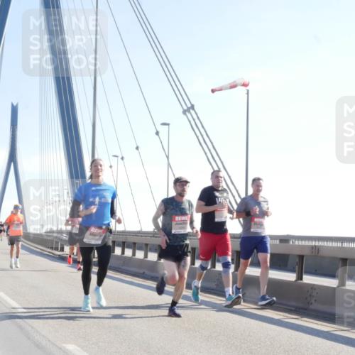 03.10.2025 - Köhlbrandbrückenlauf Matties Gatica Varas http://msf.ph/oto/9020237 03.10.2025 12:21:35 Position 1  meine-sportfotos.de
