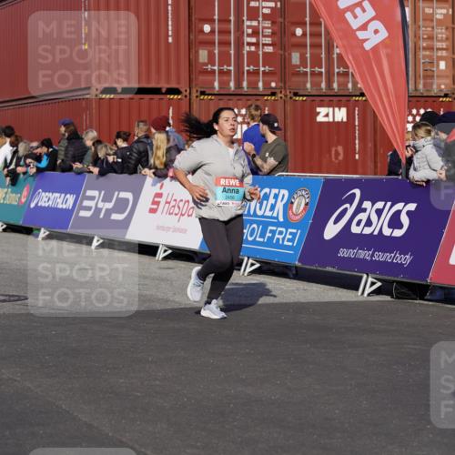 03.10.2025 - Köhlbrandbrückenlauf Michael Burmester http://msf.ph/oto/9020278 03.10.2025 10:21:04 Ziel 1667, 2076, 2119, 2200, 2415, 2456, 2720, 2721, 3306, 3408, 3772 meine-sportfotos.de