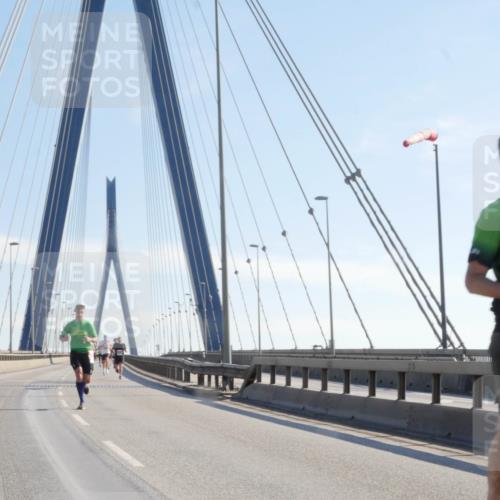03.10.2025 - Köhlbrandbrückenlauf Matties Gatica Varas http://msf.ph/oto/9020285 03.10.2025 12:21:42 Position 1 312 meine-sportfotos.de