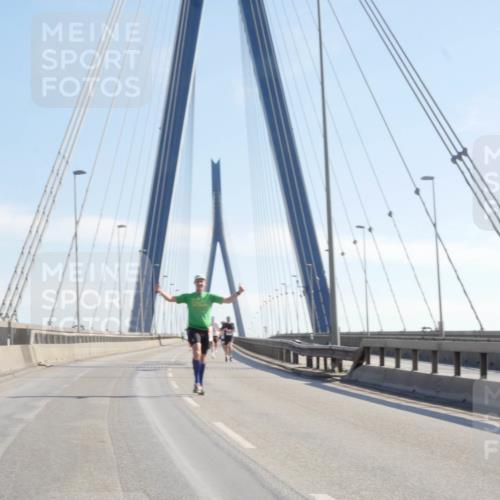 03.10.2025 - Köhlbrandbrückenlauf Matties Gatica Varas http://msf.ph/oto/9020288 03.10.2025 12:21:42 Position 1  meine-sportfotos.de