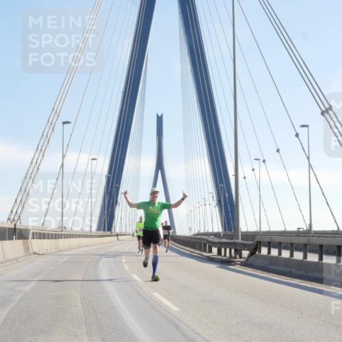 03.10.2025 - Köhlbrandbrückenlauf Matties Gatica Varas http://msf.ph/oto/9020291 03.10.2025 12:21:43 Position 1  meine-sportfotos.de