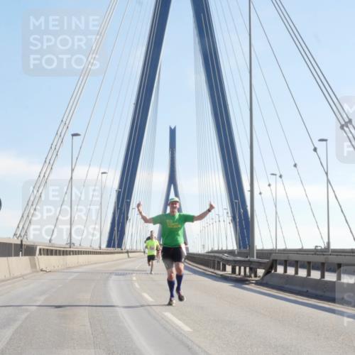 03.10.2025 - Köhlbrandbrückenlauf Matties Gatica Varas http://msf.ph/oto/9020293 03.10.2025 12:21:43 Position 1  meine-sportfotos.de