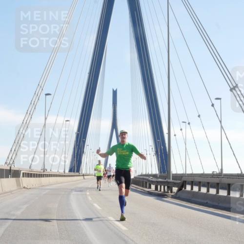 03.10.2025 - Köhlbrandbrückenlauf Matties Gatica Varas http://msf.ph/oto/9020296 03.10.2025 12:21:44 Position 1  meine-sportfotos.de