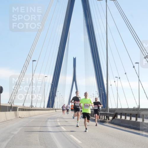 03.10.2025 - Köhlbrandbrückenlauf Matties Gatica Varas http://msf.ph/oto/9020307 03.10.2025 12:21:48 Position 1  meine-sportfotos.de