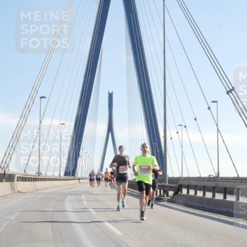 03.10.2025 - Köhlbrandbrückenlauf Matties Gatica Varas http://msf.ph/oto/9020311 03.10.2025 12:21:49 Position 1  meine-sportfotos.de