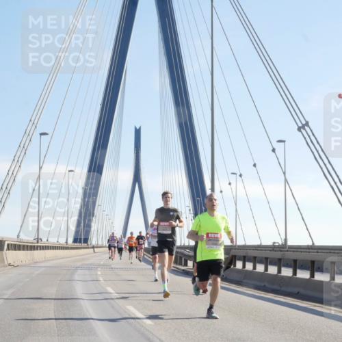 03.10.2025 - Köhlbrandbrückenlauf Matties Gatica Varas http://msf.ph/oto/9020313 03.10.2025 12:21:49 Position 1  meine-sportfotos.de