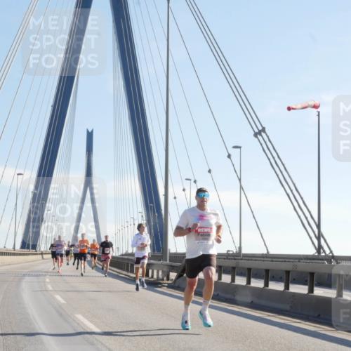 03.10.2025 - Köhlbrandbrückenlauf Matties Gatica Varas http://msf.ph/oto/9020332 03.10.2025 12:21:52 Position 1  meine-sportfotos.de