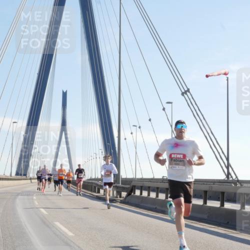 03.10.2025 - Köhlbrandbrückenlauf Matties Gatica Varas http://msf.ph/oto/9020335 03.10.2025 12:21:53 Position 1 5966 meine-sportfotos.de
