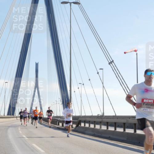 03.10.2025 - Köhlbrandbrückenlauf Matties Gatica Varas http://msf.ph/oto/9020338 03.10.2025 12:21:53 Position 1 5966 meine-sportfotos.de