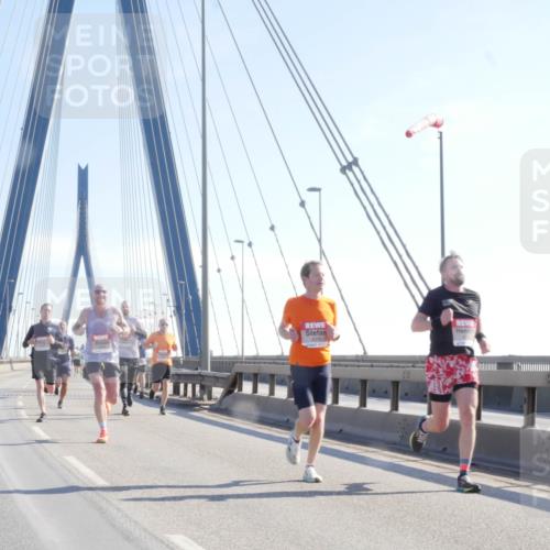 03.10.2025 - Köhlbrandbrückenlauf Matties Gatica Varas http://msf.ph/oto/9020375 03.10.2025 12:21:59 Position 1  meine-sportfotos.de
