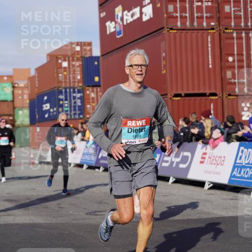 03.10.2025 - Köhlbrandbrückenlauf Michael Burmester http://msf.ph/oto/9020377 03.10.2025 10:21:16 Ziel 1757, 1899, 1992, 2068, 2119, 2154, 2350, 2369, 2616, 2897, 3116, 3839 meine-sportfotos.de