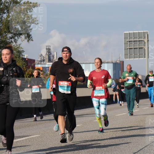 03.10.2025 - Köhlbrandbrückenlauf Luisa Fischer http://msf.ph/oto/9020378 03.10.2025 11:12:30 Position 3 2636, 2533, 2443 meine-sportfotos.de