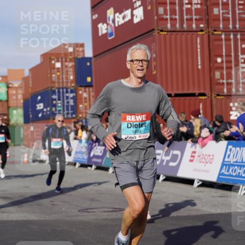 03.10.2025 - Köhlbrandbrückenlauf Michael Burmester http://msf.ph/oto/9020382 03.10.2025 10:21:16 Ziel 1757, 1899, 1992, 2068, 2119, 2154, 2350, 2369, 2616, 2897, 3116, 3839 meine-sportfotos.de