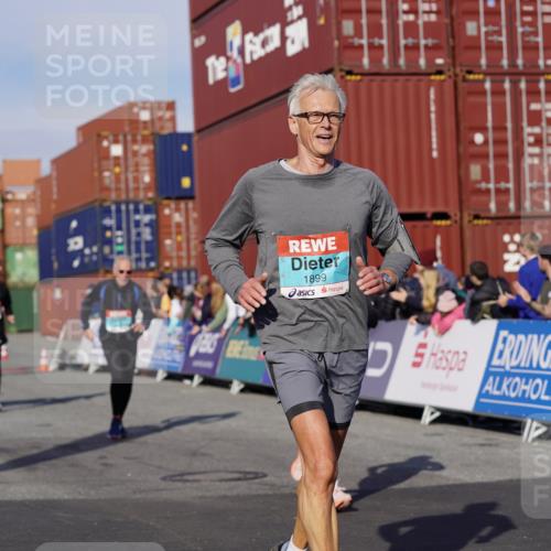 03.10.2025 - Köhlbrandbrückenlauf Michael Burmester http://msf.ph/oto/9020387 03.10.2025 10:21:16 Ziel 1757, 1899, 1992, 2068, 2119, 2154, 2350, 2369, 2616, 2897, 3116, 3839 meine-sportfotos.de