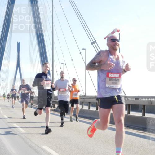03.10.2025 - Köhlbrandbrückenlauf Matties Gatica Varas http://msf.ph/oto/9020392 03.10.2025 12:22:01 Position 1 6206 meine-sportfotos.de