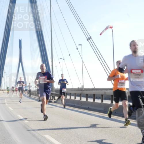 03.10.2025 - Köhlbrandbrückenlauf Matties Gatica Varas http://msf.ph/oto/9020403 03.10.2025 12:22:02 Position 1  meine-sportfotos.de