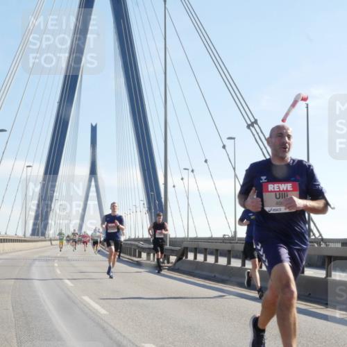 03.10.2025 - Köhlbrandbrückenlauf Matties Gatica Varas http://msf.ph/oto/9020414 03.10.2025 12:22:04 Position 1 40 meine-sportfotos.de
