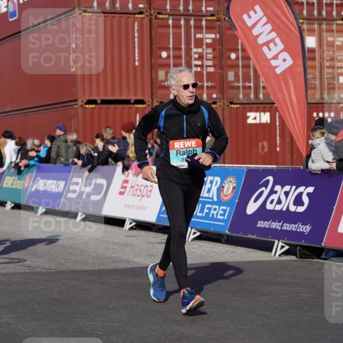 03.10.2025 - Köhlbrandbrückenlauf Michael Burmester http://msf.ph/oto/9020416 03.10.2025 10:21:19 Ziel 1252, 1899, 1992, 2053, 2068, 2137, 2154, 2210, 2616, 2622, 3116, 3259 meine-sportfotos.de