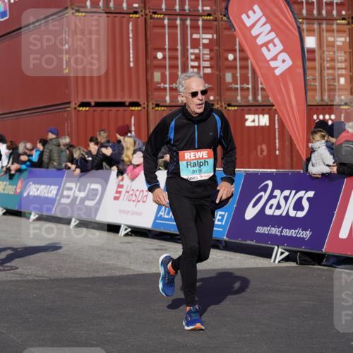 03.10.2025 - Köhlbrandbrückenlauf Michael Burmester http://msf.ph/oto/9020422 03.10.2025 10:21:19 Ziel 1252, 1899, 1992, 2053, 2068, 2137, 2154, 2210, 2616, 2622, 3116, 3259 meine-sportfotos.de