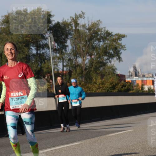 03.10.2025 - Köhlbrandbrückenlauf Luisa Fischer http://msf.ph/oto/9020424 03.10.2025 11:12:35 Position 3 54, 2533, 2443 meine-sportfotos.de