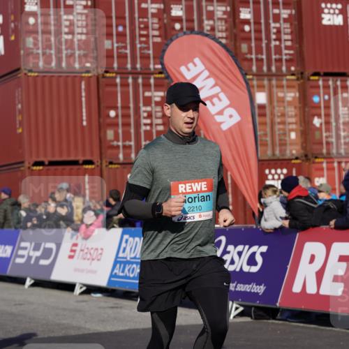 03.10.2025 - Köhlbrandbrückenlauf Michael Burmester http://msf.ph/oto/9020526 03.10.2025 10:21:27 Ziel 1252, 1483, 2053, 2137, 2143, 2154, 2174, 2210, 2255, 2622, 3259, 3535, 3536, 3537, 3538 meine-sportfotos.de