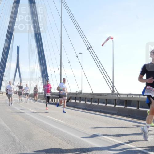 03.10.2025 - Köhlbrandbrückenlauf Matties Gatica Varas http://msf.ph/oto/9020535 03.10.2025 12:22:28 Position 1  meine-sportfotos.de