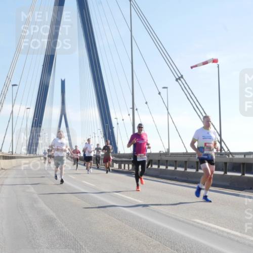 03.10.2025 - Köhlbrandbrückenlauf Matties Gatica Varas http://msf.ph/oto/9020546 03.10.2025 12:22:30 Position 1  meine-sportfotos.de