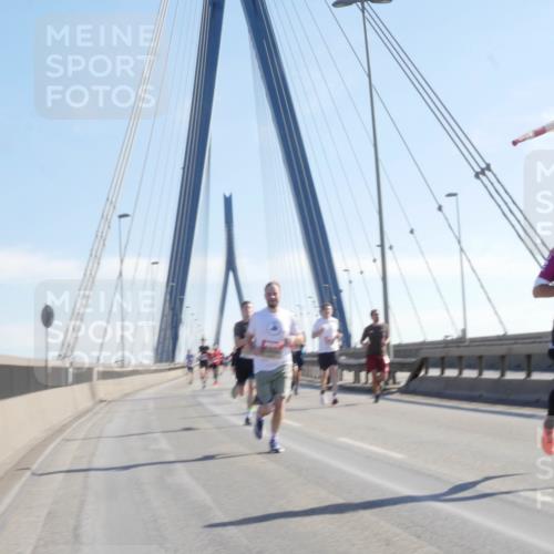 03.10.2025 - Köhlbrandbrückenlauf Matties Gatica Varas http://msf.ph/oto/9020555 03.10.2025 12:22:31 Position 1  meine-sportfotos.de