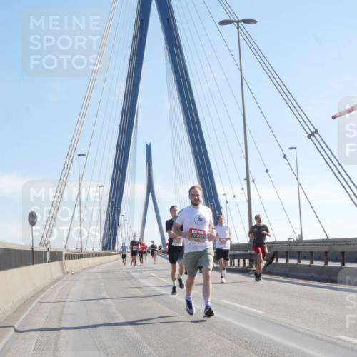 03.10.2025 - Köhlbrandbrückenlauf Matties Gatica Varas http://msf.ph/oto/9020559 03.10.2025 12:22:32 Position 1  meine-sportfotos.de