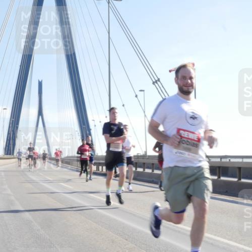 03.10.2025 - Köhlbrandbrückenlauf Matties Gatica Varas http://msf.ph/oto/9020567 03.10.2025 12:22:33 Position 1  meine-sportfotos.de