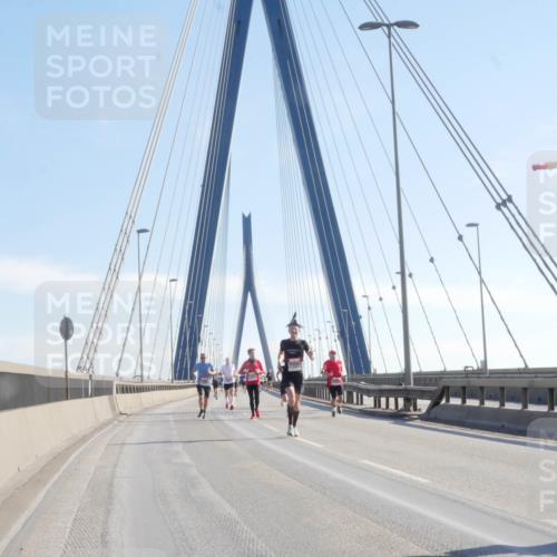 03.10.2025 - Köhlbrandbrückenlauf Matties Gatica Varas http://msf.ph/oto/9020592 03.10.2025 12:22:37 Position 1  meine-sportfotos.de