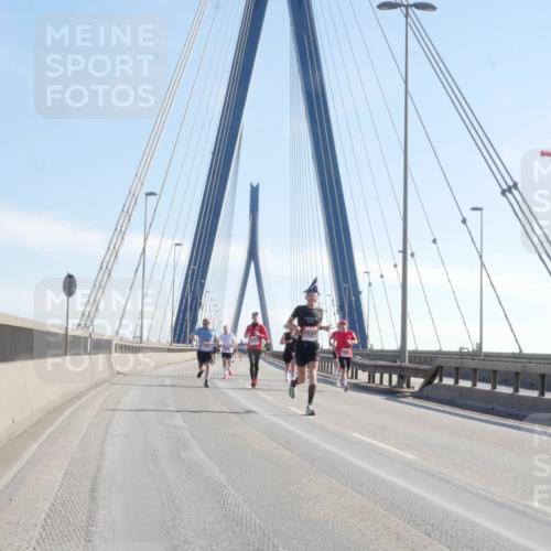 03.10.2025 - Köhlbrandbrückenlauf Matties Gatica Varas http://msf.ph/oto/9020595 03.10.2025 12:22:38 Position 1  meine-sportfotos.de
