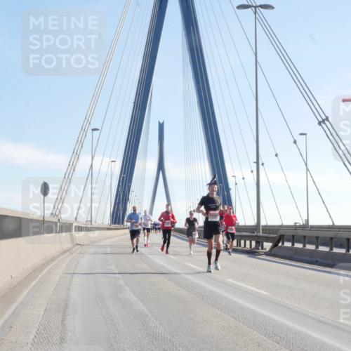 03.10.2025 - Köhlbrandbrückenlauf Matties Gatica Varas http://msf.ph/oto/9020599 03.10.2025 12:22:38 Position 1  meine-sportfotos.de