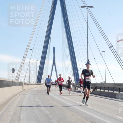 03.10.2025 - Köhlbrandbrückenlauf Matties Gatica Varas http://msf.ph/oto/9020606 03.10.2025 12:22:39 Position 1  meine-sportfotos.de