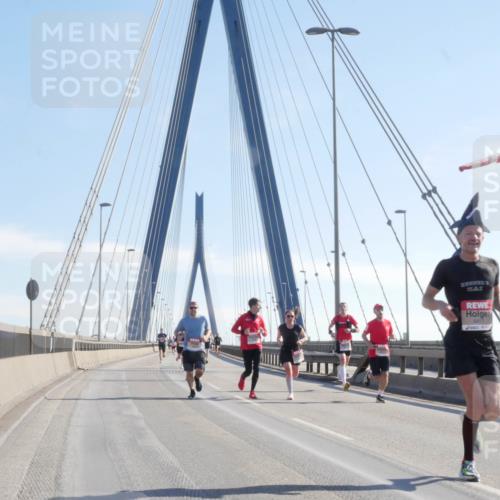 03.10.2025 - Köhlbrandbrückenlauf Matties Gatica Varas http://msf.ph/oto/9020613 03.10.2025 12:22:40 Position 1 111, 6417 meine-sportfotos.de
