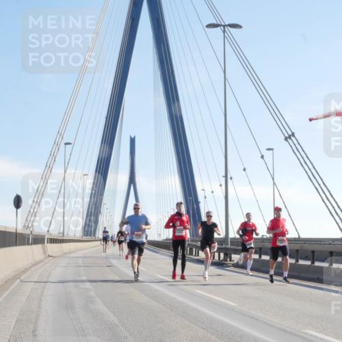 03.10.2025 - Köhlbrandbrückenlauf Matties Gatica Varas http://msf.ph/oto/9020616 03.10.2025 12:22:41 Position 1  meine-sportfotos.de