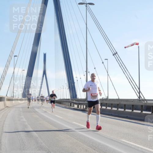 03.10.2025 - Köhlbrandbrückenlauf Matties Gatica Varas http://msf.ph/oto/9020644 03.10.2025 12:22:45 Position 1  meine-sportfotos.de