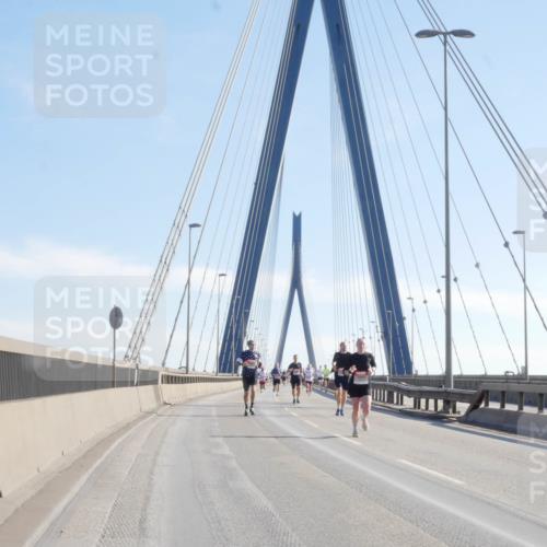03.10.2025 - Köhlbrandbrückenlauf Matties Gatica Varas http://msf.ph/oto/9020651 03.10.2025 12:22:46 Position 1  meine-sportfotos.de